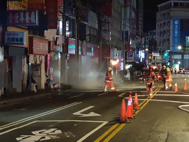 施工团队于今（9日）凌晨0时许，于新北市中和区中和路5号附近施工不慎挖破瓦斯管线，大量瓦斯外泄，消防局获报出动水箱车前往洒水戒护。（叶书宏摄）