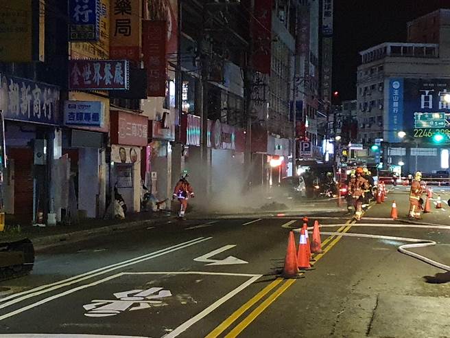 施工团队于今（9日）凌晨0时许，于新北市中和区中和路5号附近施工不慎挖破瓦斯管线，大量瓦斯外泄，消防局获报出动水箱车前往洒水戒护。（叶书宏摄）
