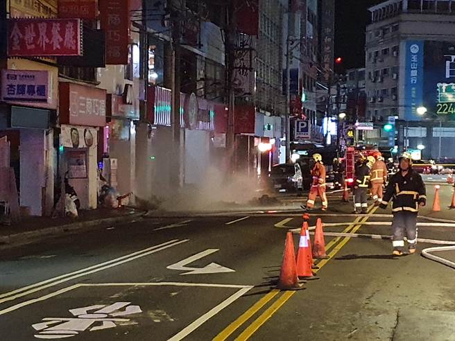 施工团队于今（9日）凌晨0时许，于新北市中和区中和路5号附近施工不慎挖破瓦斯管线，大量瓦斯外泄，消防局获报出动水箱车前往洒水戒护。（叶书宏摄）