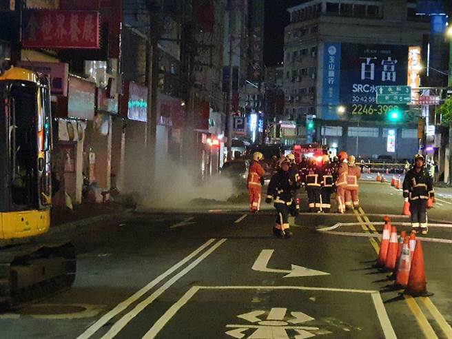 施工团队于今（9日）凌晨0时许，于新北市中和区中和路5号附近施工不慎挖破瓦斯管线，大量瓦斯外泄，消防局获报出动水箱车前往洒水戒护。（叶书宏摄）