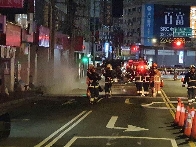施工团队于今（9日）凌晨0时许，于新北市中和区中和路5号附近施工不慎挖破瓦斯管线，大量瓦斯外泄，消防局获报出动水箱车前往洒水戒护。（叶书宏摄）