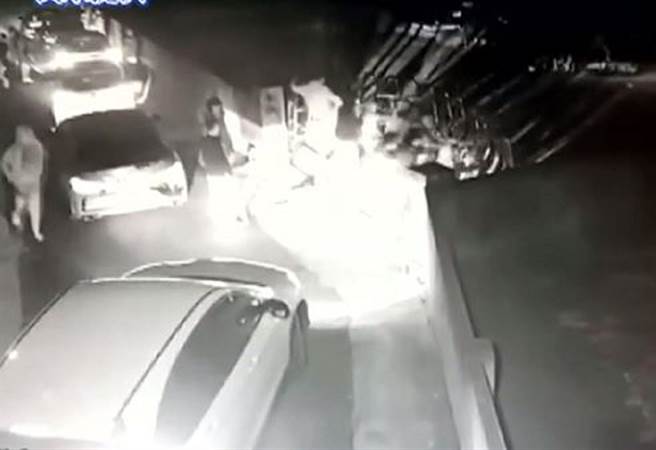 雲林縣虎尾鎮發生聚眾尋仇案件，數名男子砸毀被害人轎車與鐵門，檢警逮捕數名涉案人員擴大偵辦中。（民眾提供／張朝欣雲林傳真）