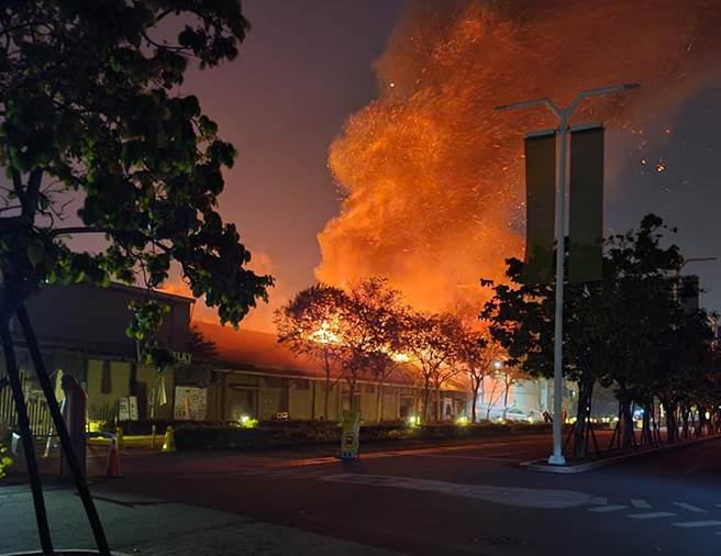 高雄驳二凌晨大火 烈焰冲天染红夜空 人车紧急疏散（翻摄 脸书高雄人大小事）