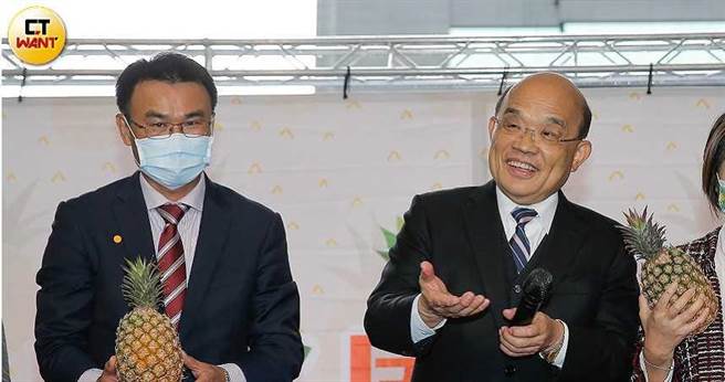 行政院長蘇貞昌對於鳳梨危機的回應「先軟後硬」，遭質疑是在玩「兩手策略」。（圖／黃耀徵攝）