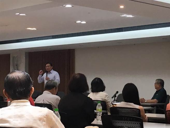 顏若芳2016年参加「绿色逗阵」讲座，当时主讲人是王定宇。（图／摘自顏若芳脸书）