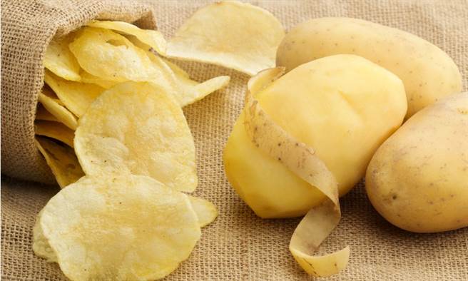 洋芋片含致癌物下架，什麼是丙烯醯胺？3招教你安心吃。(示意圖/Shutterstock)