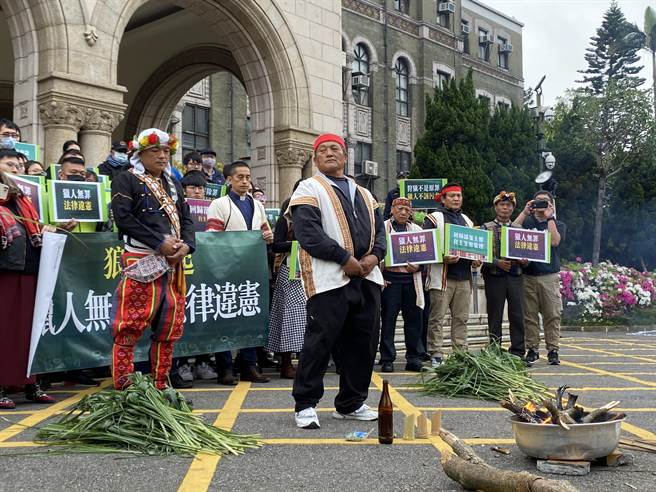 布农族猎人王光禄及卑南族人潘志强因持枪狩猎遭判刑定谳，他们声请释宪，并在今天宪法法庭开庭前，于司法院前施放狼烟并诏告上天及祖灵。（图／林伟信摄）