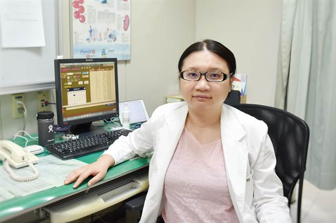 澄清医院中港院区胸腔内科医师江雅惠建议民眾要定期做肺部的健康检查，肺腺癌形成的原因很复杂，能早期发现一定会有更好的治疗效果。（台中澄清医院提供／冯惠宜台中传真）