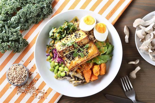 搶健康餐飲商機，雄獅集團餐飲品牌「gonna共樂遊」，以「法蘿麥Farro」入饌，設計推出一系列以「法蘿麥Farro」為主食的「穀物能量碗」。（圖／雄獅集團）　
