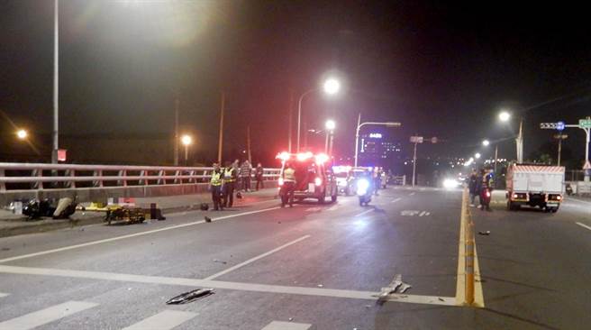 雾峰福新路乾溪路口，9日凌晨发生死亡车祸，机车与货车碰撞后，往对向人行道擦地滑行，零件散落一地，机车骑士送医不治身亡。（民眾提供／黄国峰台中传真）