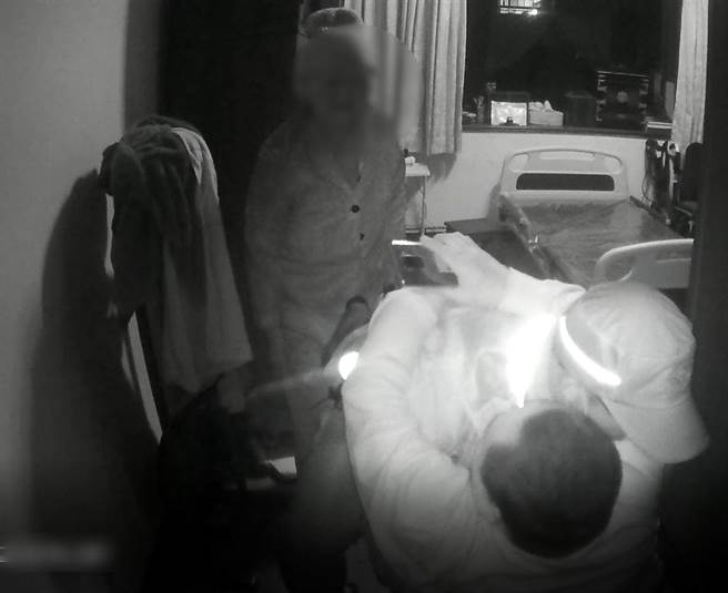 彭員使盡全力將該名重達100多公斤的男子抱起，贏得家屬的感謝。（警方提供）