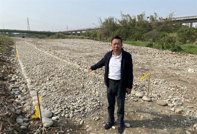 台中市政府水利局規劃筏子溪水環境改善計畫-「筏子溪環境探索導覽場所及生態綠廊營造」，於近日開始施工，引起市議員何文海強烈質疑。（市議員何文海提供）