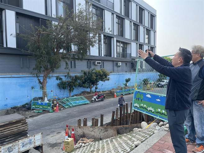 市議員何文海質疑，市府在筏子溪兩旁設計步道及觀景台，完全未考慮到颱風來襲時筏子溪暴漲的情況，恐花錢卻浪費。（市議員何文海提供）