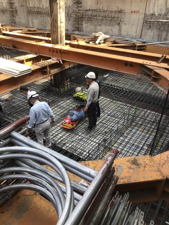 高雄新建案又有工人摔落钢骨，所幸意识清楚，造成左手开放性骨折。（柯宗纬翻摄）