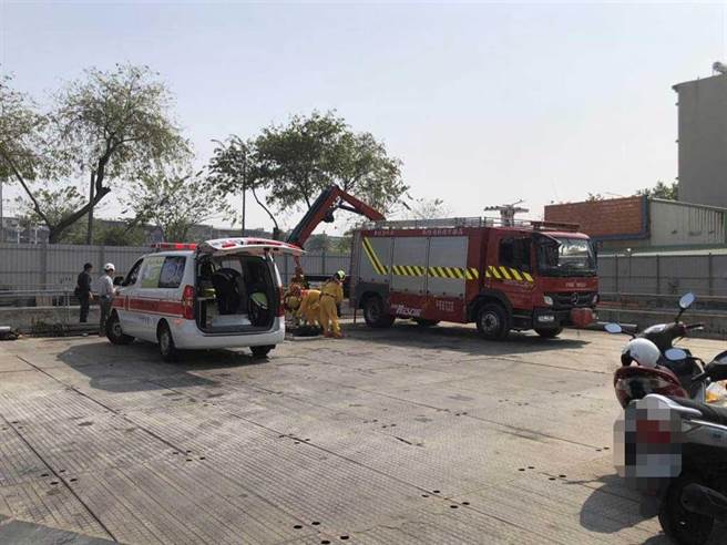 高雄新建案又有工人摔落钢骨，所幸意识清楚，造成左手开放性骨折。（柯宗纬翻摄）