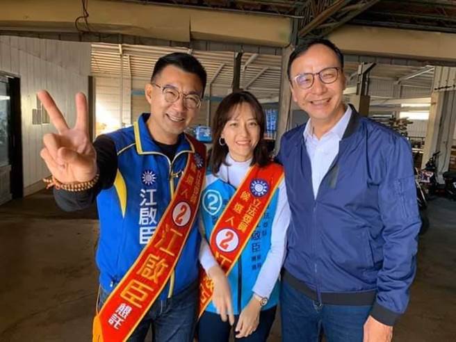 江启臣偕太太刘姿伶与朱立伦合影。（摘自江启臣脸书）