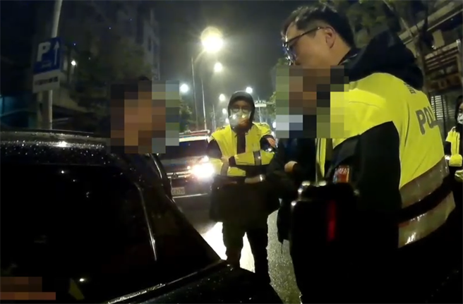 林男6日凌晨在三峽區國際一街與女友在車上爆發口角，一氣之下報警請員警到場調解，但他卻聲稱自己持有西瓜刀，事後被依社維法送辦。（記者蔡雯如翻攝）