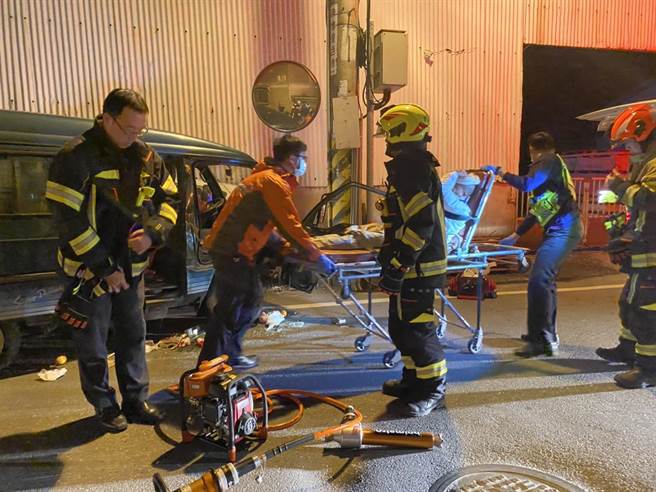 警消趕抵現場，發現小貨車副駕駛座車門被撞到凹陷，鍾翁一度受困車內，最後經消防人員出動機具破壞車門，將人救出送往醫院救治。（羅亦晽攝）