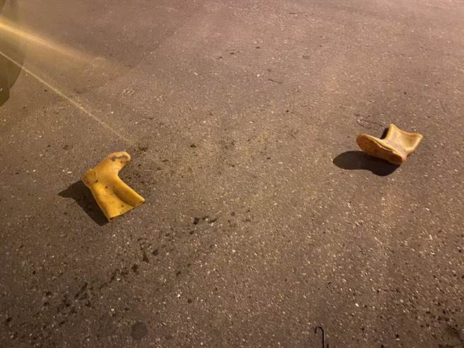 雙方疑因行經路口未放慢車速，導致撞擊力道非常強大，鍾翁車內的雨鞋還從破碎的車窗飛出。（羅亦晽攝）