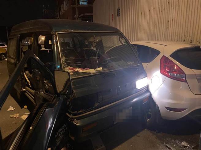 68歲鍾姓老翁昨晚駕駛一輛小貨車行經街口，不慎與一輛計程車擦撞，因撞擊力強大，鍾翁直接從駕駛座瞬移到副駕駛座，頭部大面積撕裂傷，血流不止，所幸送醫無生命危險。（羅亦晽攝）