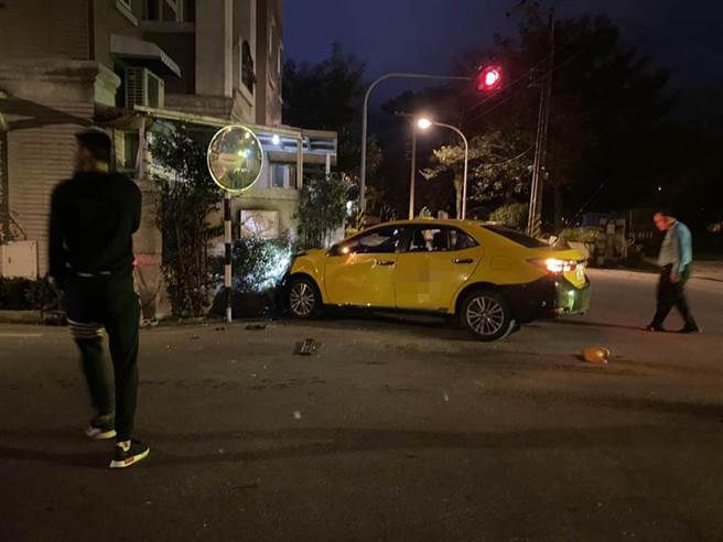 計程車則是直接衝撞至一旁民宅的花圃，所幸高姓計程車駕駛及車上1名乘客無傷，乘客最後也由其他計程車接送至目的地。（羅亦晽攝）