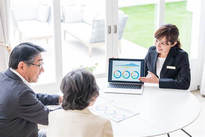 （匯率加利率推升，美元保单近期询问度居高不下。图／资料照片）