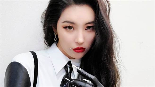 宣美在IG上晒出穿搭辣照吸引目光。（图／IG@ miyayeah）