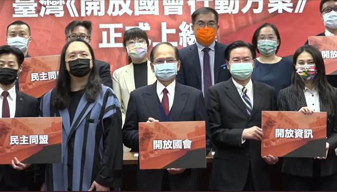立法院長游錫堃今天宣布，台灣首部《開放國會行動方案》正式上線。（崔慈悌攝）