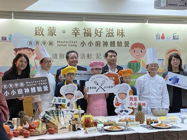育秀教育基金会、全国教师工会总联合会及中华股类食品工业技术研究所合作，开办「育秀学园，小小厨神体验营」，带领8至15岁的孩子除了亲手种、还会动手煮。（林志成摄）