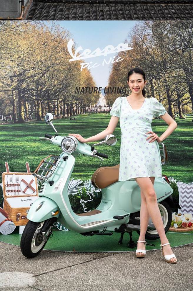 Vespa Primavera Pic Nic特仕版薄荷绿色，售价16.5万元，全台限量36台，专属交车礼包含藤编野餐篮、野餐垫、保温瓶及托特包，并印有「Pic Nic」专属Logo，以呼应车款的野餐特色。（太古运通提供）