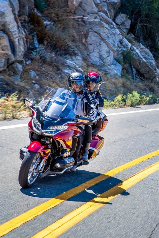 Honda Taiwan引进GOLDWING、GOLDWING AIRBAG（见图，糖果炽热红色）两种版本，预接单价分别为119.8、128.8万元。（Honda Taiwan提供）