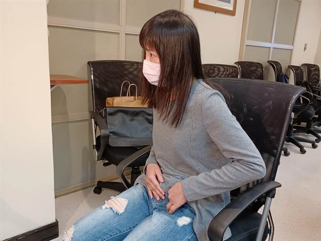 谢小姐曾因疝气卡住臟器，痛到坐立难安，也曾在捷运站被别人的手挥到，痛到在原地无法动弹。（林周义摄）