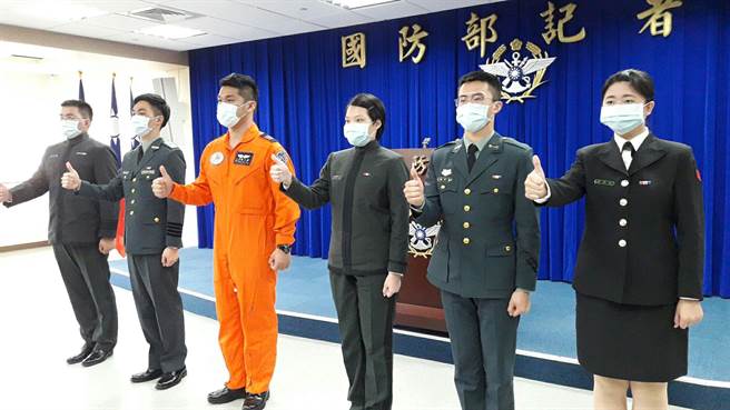 為鼓勵加入國軍，國防部今找來松指部上尉飛行官王宲融(左三)向青年學子喊話說，加入空軍後，「我都是最被羨慕的那一位！」(朱真楷攝)