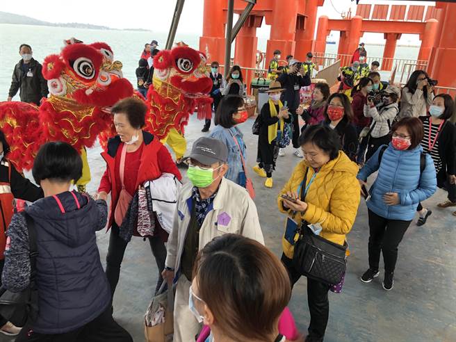 星梦邮轮-探索梦号2021年跳岛游金门，今天首航迎来1125名游客。（李金生摄）