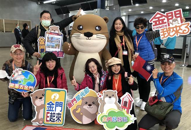 红男绿女穿梭来去，让数月来寂静的水头「小三通」码头，一下又热闹起来。（李金生摄）