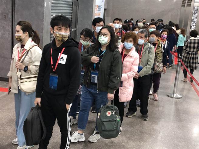 红男绿女穿梭来去，让数月来寂静的水头「小三通」码头，一下又热闹起来。（李金生摄）