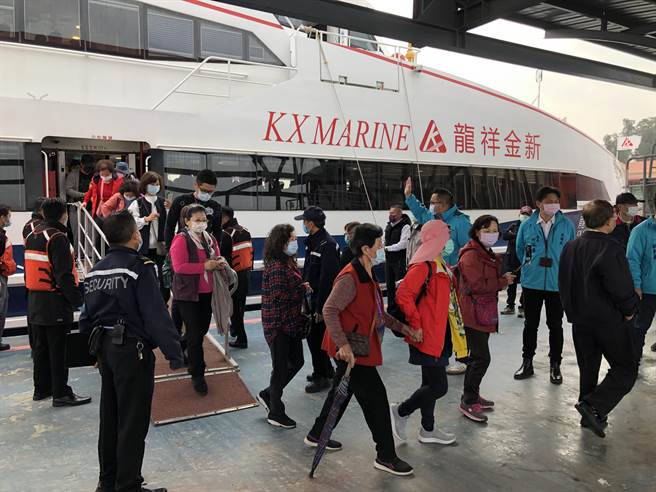 首航1125名游客搭乘「小三通」客船接驳上岸。（李金生摄）