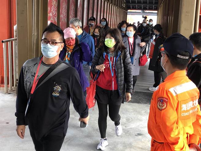 邮轮跳岛游金门带来游客人潮，让水头码头又热闹起来。（李金生摄）