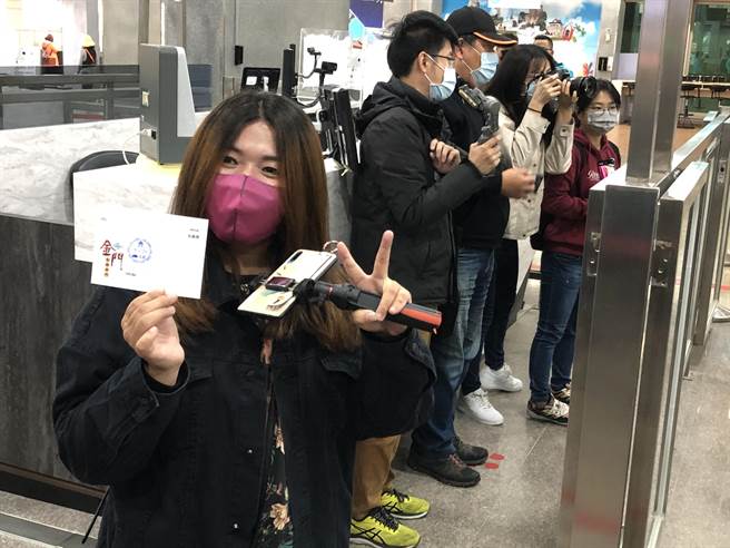 游客获赠盖有偽出国纪念戳章的金门风景明信片，留下海上金门行的美好回忆。（李金生摄）
