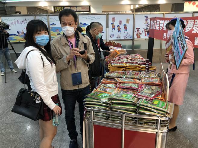 县府结合业者推出伴手礼摊位，要让游客大包、小包带回家。（李金生摄）