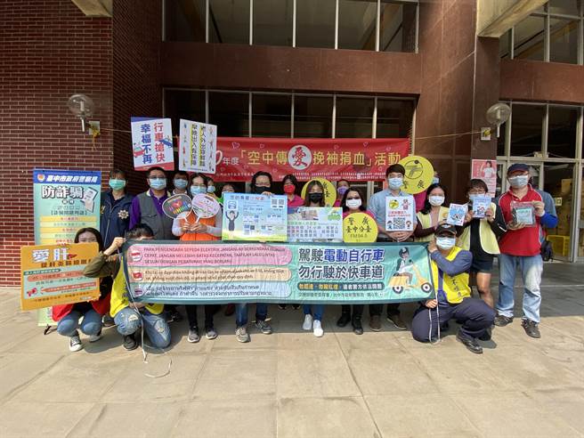 警广台中分台9日举办「空中传爱、挽袖捐血」活动。（冯惠宜摄）