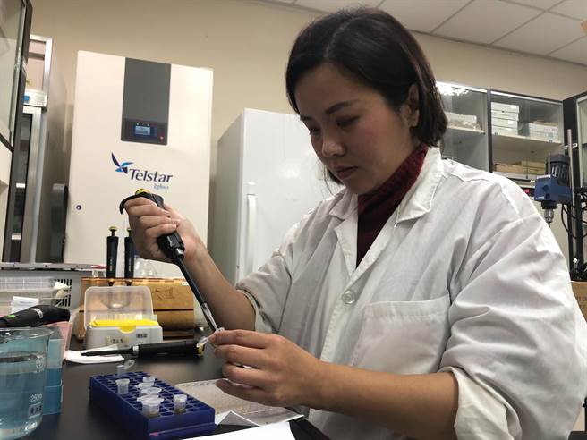 弘光妆品研究生的高慧如抗癌后復学，发表研究凤梨皮具抗氧化效果。（陈淑娥摄）