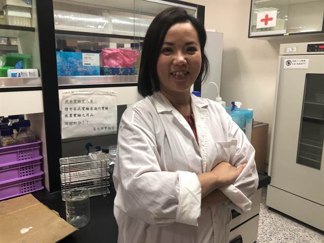 弘光妆品研究生抗癌后復学，发表研究凤梨皮具抗氧化效果。（陈淑娥摄）