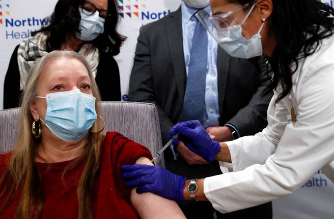 美鬆綁防疫規定 接種過疫苗者可免戴口罩小型聚會。(圖/美聯社)