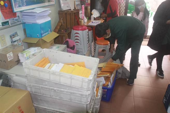 藻礁公投总部9日一早收到邮差送来7箱连署书。(吕筱蝉摄)