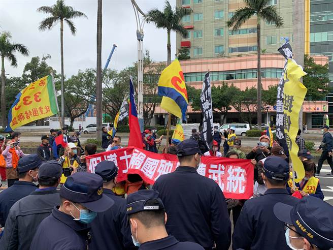 统派团体不满独派团体在立法院举办拆蒋公铜像记者会，聚眾在立法院外抗议。（林缙明摄）