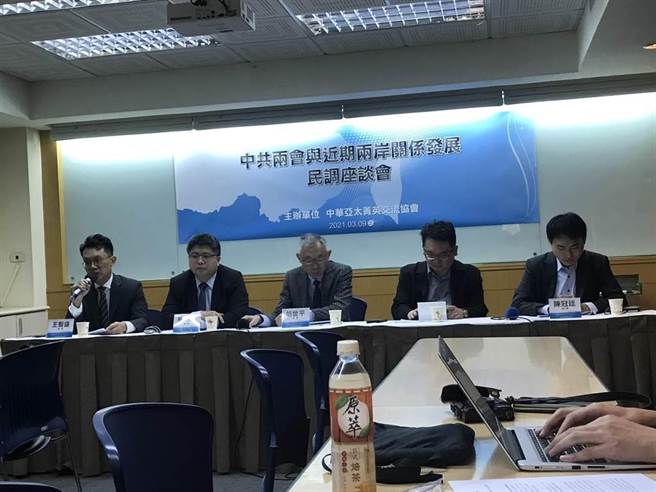 中华亚太菁英交流协会今公布「中共两会与近期两岸关系发展」民调最新调查结果。（曾薏苹摄）