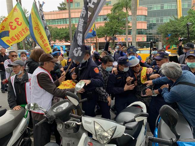 统派团体不满独派团体在立法院举办拆蒋公铜像记者会，聚眾在立法院外抗议。（林缙明摄）