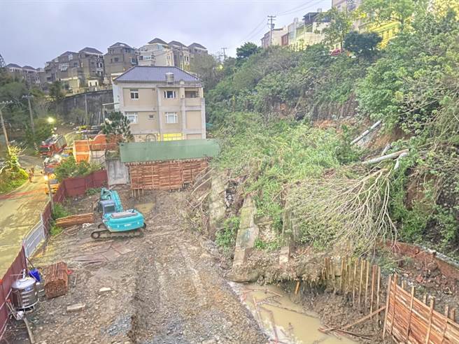 竹市一處社區8日清晨通報發生邊坡崩塌，市府緊急啟動啟動緊急修護工程。（民眾提供／邱立雅竹市傳真）