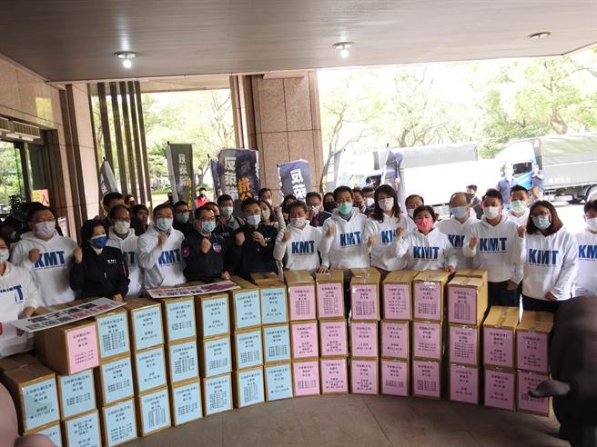 國民黨今天赴中選會遞交反萊豬、公投綁大選各52多萬份連署書。（趙婉淳攝）